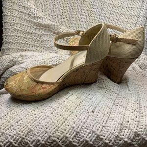 Netted floral cream wedge